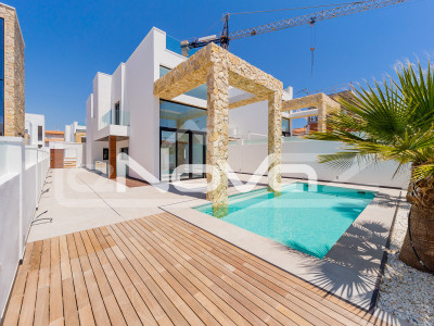 Villa with private pool, solarium and parking
