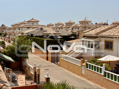 Cabo Roig.  Двоповерхове бунгало в гарній урбанізації, з приватним двором та солярієм