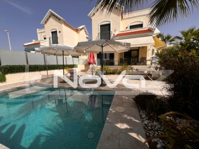 Відремонтована окрема вілла в Лос-Дольсес з приватним басейном та видом на море