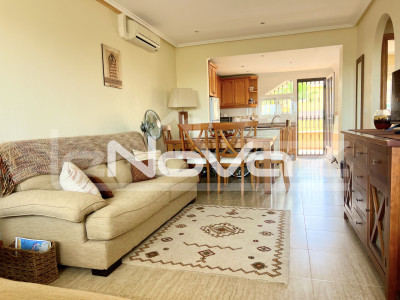Bungalow au dernier étage avec terrasse et solarium couvert. Villamartin